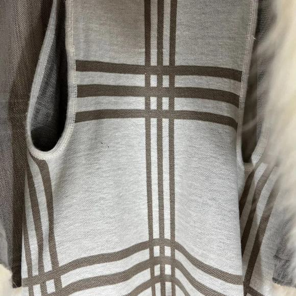 Cozy & Elegant Chic Plaid Faux Fur Trim Cape Shawl – Winter Fashion - Picture 3 of 9